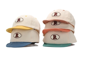 Vue détaillée de casquettes de baseball pour bébé avec broderie lettre R en plusieurs couleurs
