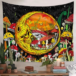 Detail eines böhmischen Wandteppichs mit psychedelischem Mond und Pilzen an der Wand