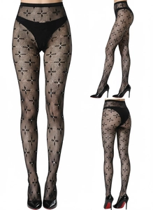 Detail der schwarzen Netzstrumpfhose mit Kreuzsternmustern und funkelnden Strasssteinen