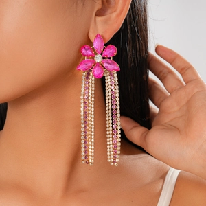Détails de boucles d'oreilles fleur rose avec longs pompons en cristal sur modèle