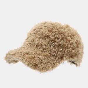Detail der goldenen R-Logo-Plakette mit Diamanten auf der Teddy-Fleece-Baseballkappe