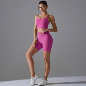 Dettaglio del set pantaloncini sportivi a vita alta e reggiseno yoga rosa acceso