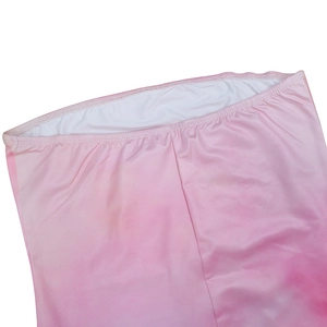Détail de la robe dégradée rose montrant la taille élastique et le tissu de qualité