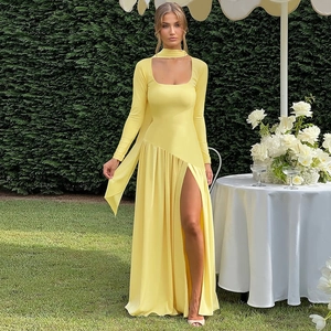 Détail d'une robe maxi jaune à manches longues avec fente latérale et tour de cou