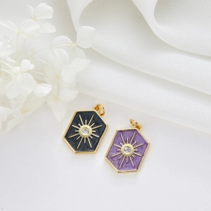 Colgante hexagonal retro con sol y circonita en esmalte negro y violeta elegante