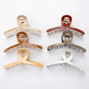 Lot de six pinces à cheveux aspect bois en diverses couleurs comme marron et crème