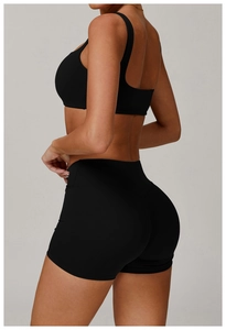 Rückansicht der schwarzen Yoga-Shorts mit Push-up-Effekt und passendem Sport-BH-Set