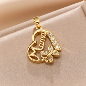 Pendentif cœur doré avec lettrage Mama et papillon en zircon pour la fête des mères
