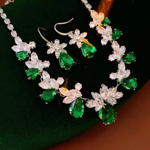 Parure de bijoux de luxe avec collier et boucles d'oreilles fleur en zircon vert émeraude