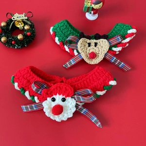 Gros plan de colliers de Noël tricotés pour animaux avec motifs Père Noël et renne