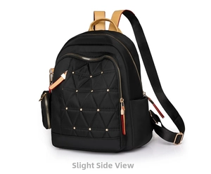 Detalle de mochila de nailon acolchado negro con tachuelas doradas y mini monedero extraíble