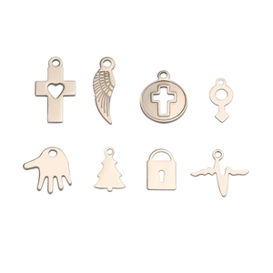 Huit pendentifs DIY assortis en acier doré incluant croix, cœur et symboles divers