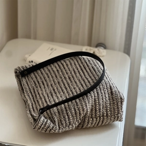 Gros plan du sac fourre-tout en tweed multicolore avec bandoulière fine en cuir noir