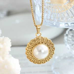 French vintage gold necklace with pearl pendant and straw hat design in elegant style