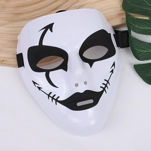 Détails d'un masque hip-hop en PVC avec motifs faucheuse peints à la main et sangle