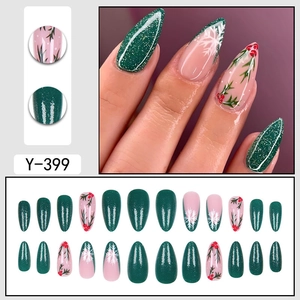 Faux ongles de Noël avec paillettes vertes, flocons de neige et motifs de houx rouge