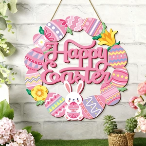 Ξύλινο πασχαλινό στεφάνι Happy Easter με χρωματιστά αυγά σε φόντο με λευκό τοίχο