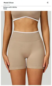 Dettaglio dei pantaloncini da yoga senza cuciture a vita alta con coste e bordi bianchi