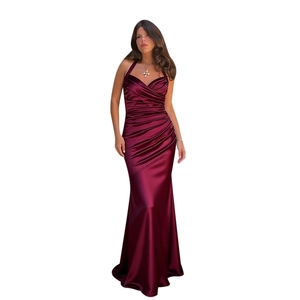Robe de soirée élégante en satin bordeaux avec licou et coupe sirène plissée ajustée