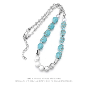 Détail d'un collier style urbain avec perles crânes bleues et accents en marbre