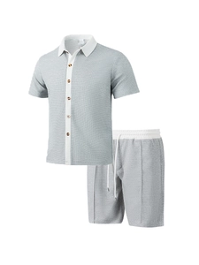 Détail de polo gris en maille gaufrée pour hommes et short assorti à cordon de serrage