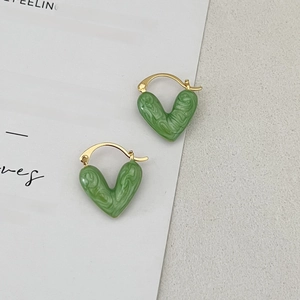 Elegant gold heart earrings with green enamel marble texture for a chic French style look