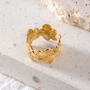 Minimalistischer goldener Edelstahl Ring mit gerippten Blumenblüten im Vintage Design