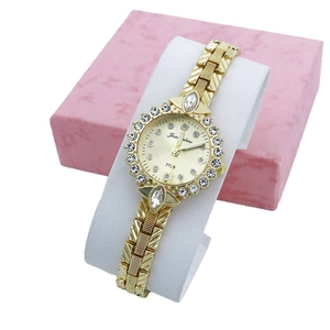 Montre à quartz dorée pour femme avec lunette en strass et bracelet en métal texturé