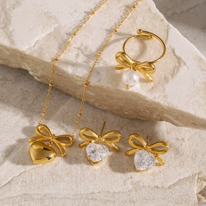 18k vergoldetes Schmuckset mit Schleife und Herz, bestehend aus Kette, Ring und Ohrringen