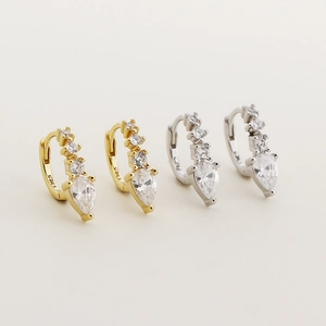 Nahaufnahme der S925 Sterling Silber Ohrringe in Gold und Silber mit tropfenförmigen Zirkonia
