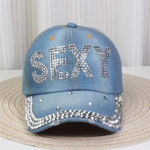 Détail des strass SEXY et des rivets métalliques sur la casquette en jean bleu