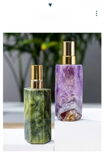 Detailansicht der Parfümflaschen aus natürlichem violettem Amethyst und grünem Kristall
