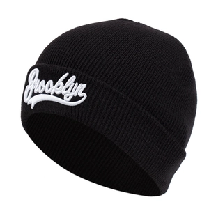 Bonnet en tricot noir avec broderie Brooklyn 3D blanche sur fond blanc immaculé