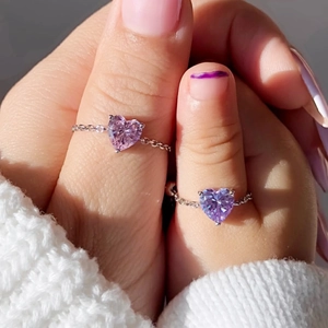 Verstellbarer Kettenring mit mikrogefassten Herzsteinen in Rosa und Violett