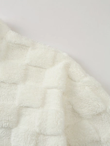 Vue macro du tissu à damier en peluche blanche pour sweat à capuche d'hiver pour hommes