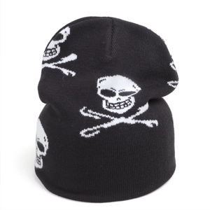 Détail de la texture tricotée et du motif de crâne blanc sur un bonnet noir d'hiver