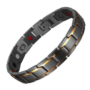 Details des schwarz-goldenen Edelstahl-Magnetarmbands mit Bioenergie-Elementen für Herren