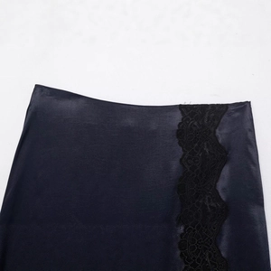 Mini robe élégante en satin bleu marine avec dentelle délicate pour un look chic