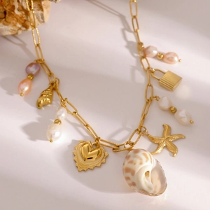 Collana vintage francese in oro 18k con ciondoli a stella marina, cuore e perle barocche