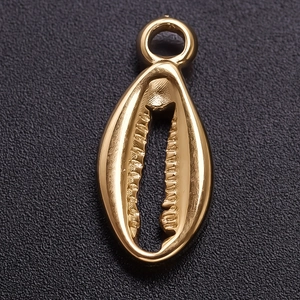 Gros plan d'un pendentif coquillage dentelé en acier inoxydable 304 doré poli