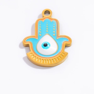 Dettaglio del ciondolo Hamsa in oro 18 carati con smalto Evil Eye su sfondo bianco