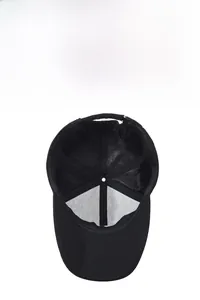 Détail de la doublure en maille respirante et de la structure interne de la casquette de sport noire