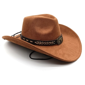 Detail eines Wildleder-Cowboyhuts mit Lederband und bronzener Stierschädel-Schnalle