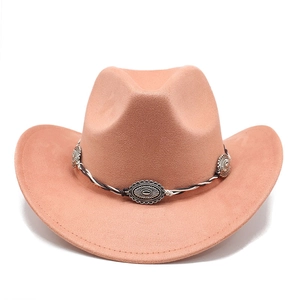 Détail d'un chapeau de cowboy en daim rose-orange avec ruban tressé et ornements en métal