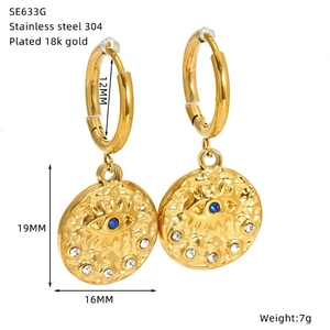 Vue détaillée de boucles d'oreilles œil porte-bonheur dorées 18k avec dimensions