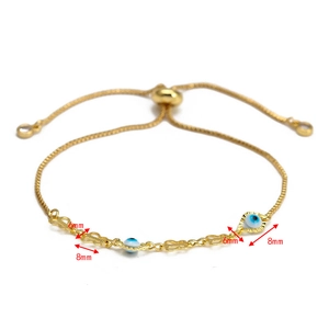 Dettaglio del bracciale occhio di Allah regolabile con perline blu e farfalla da 8mm