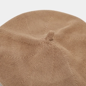 Dettaglio di un basco in maglia cammello che mostra il picciolo retro e la trama fitta