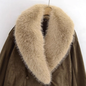 Veste femme en daim marron foncé avec un col surdimensionné en fausse fourrure dorée hiver
