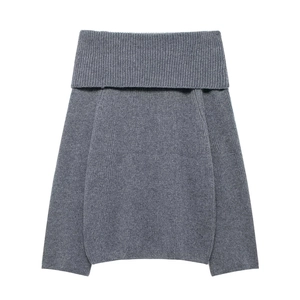 Gros plan sur le pull en maille grise à épaules dénudées montrant la texture épaisse