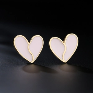 Orecchini a lobo a cuore in oro 18K con design in smalto bianco su sfondo nero